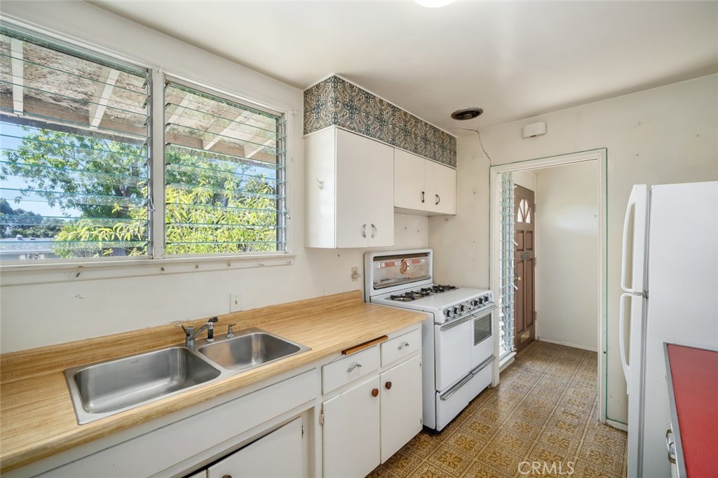 1178 San Carlos Drive San Luis Obispo, CA 93401 - Photo 8 of 32 a kitchen that has a sink and a stove