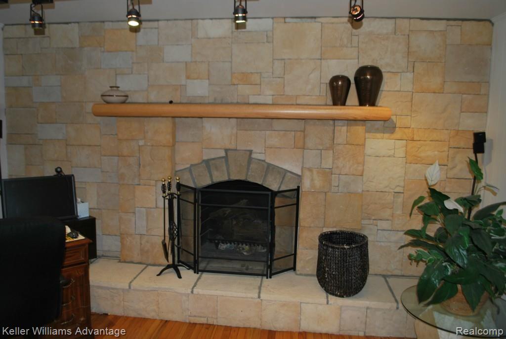 29806 West Eleven Mile Road Farmington Hills, MI 48334 - Photo 8 of 33