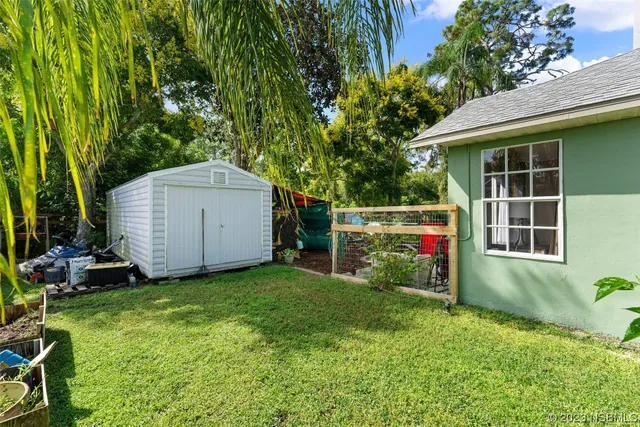 a view of a house with backyard and garden