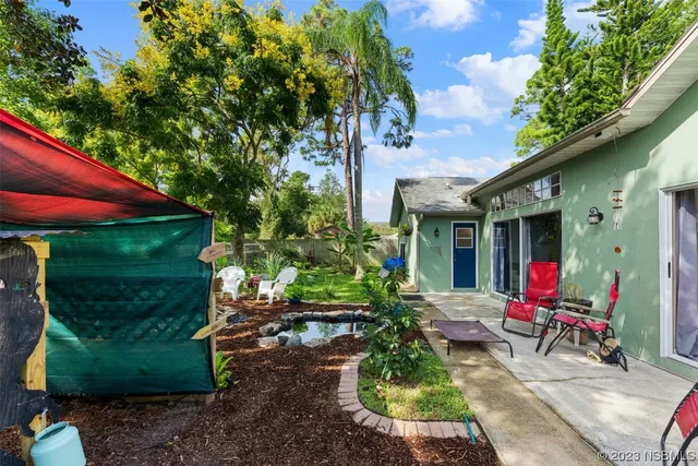 a view of a house with backyard