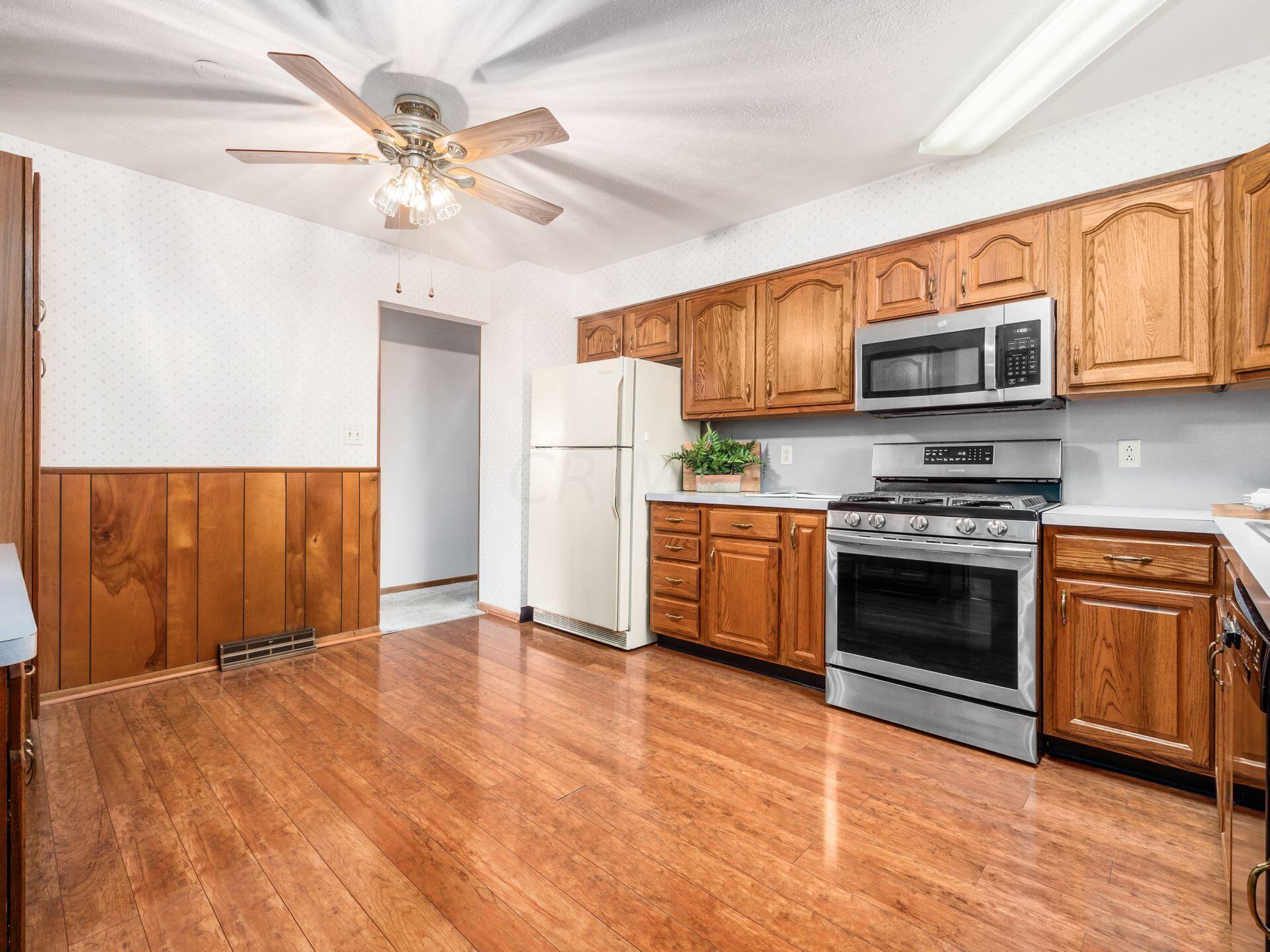 995 Plum Ridge Columbus, OH 43213 - Photo 6 of 41 Kitchen