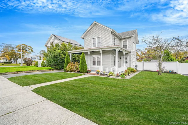 a view of a house with backyard and garden