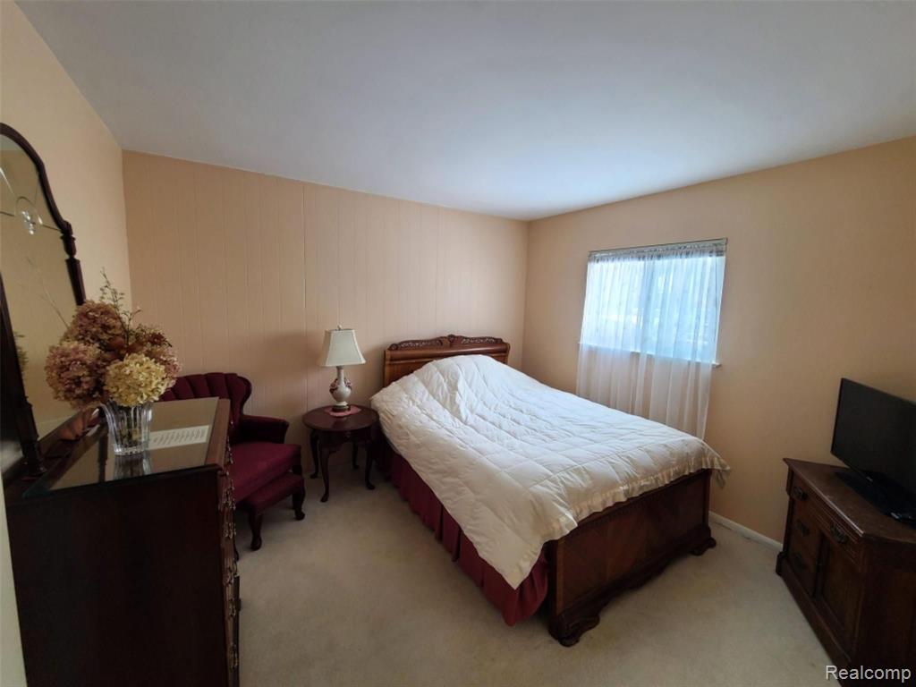 641 Lake Forest Road Rochester Hills, MI 48309 - Photo 23 of 34