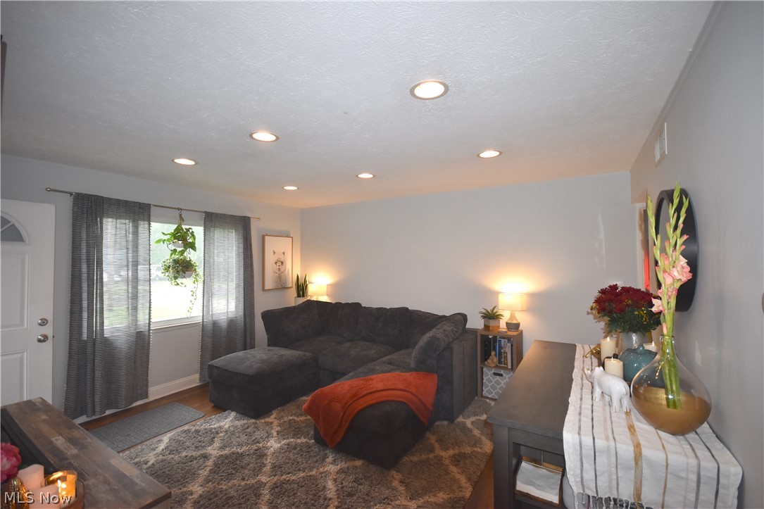 26719 Knickerbocker Road Bay Village, OH 44140 - Photo 6 of 25 Spacious family room with plenty of recessed lighting!
