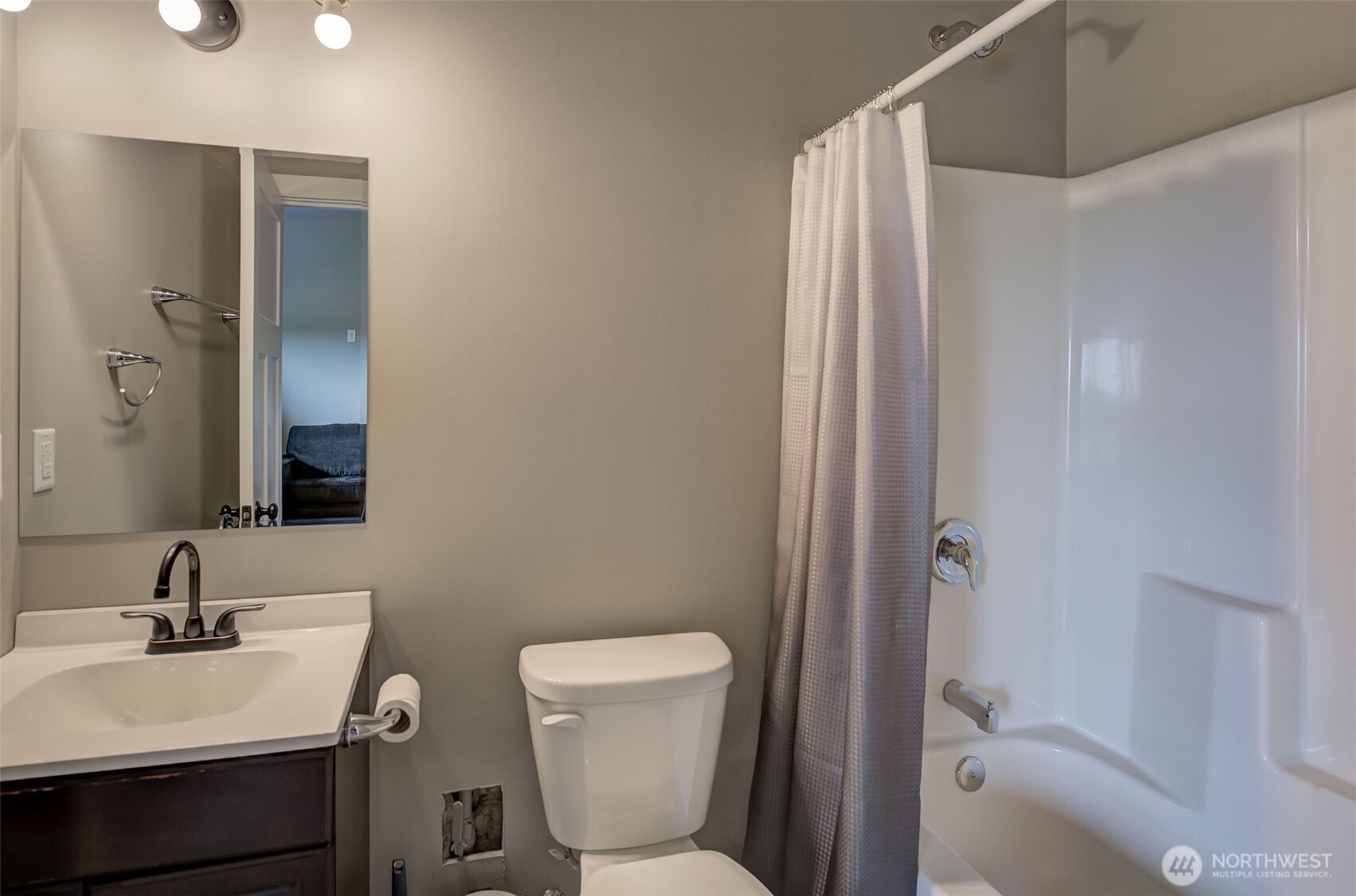 1900 Cumbo Court Wenatchee, WA 98801 - Photo 14 of 33 a bathroom with a sink toilet and shower