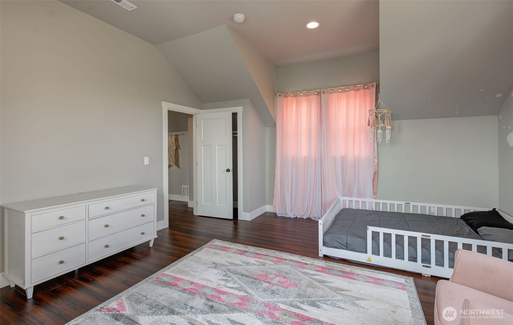 1900 Cumbo Court Wenatchee, WA 98801 - Photo 19 of 33 a spacious bedroom with a bed and a window