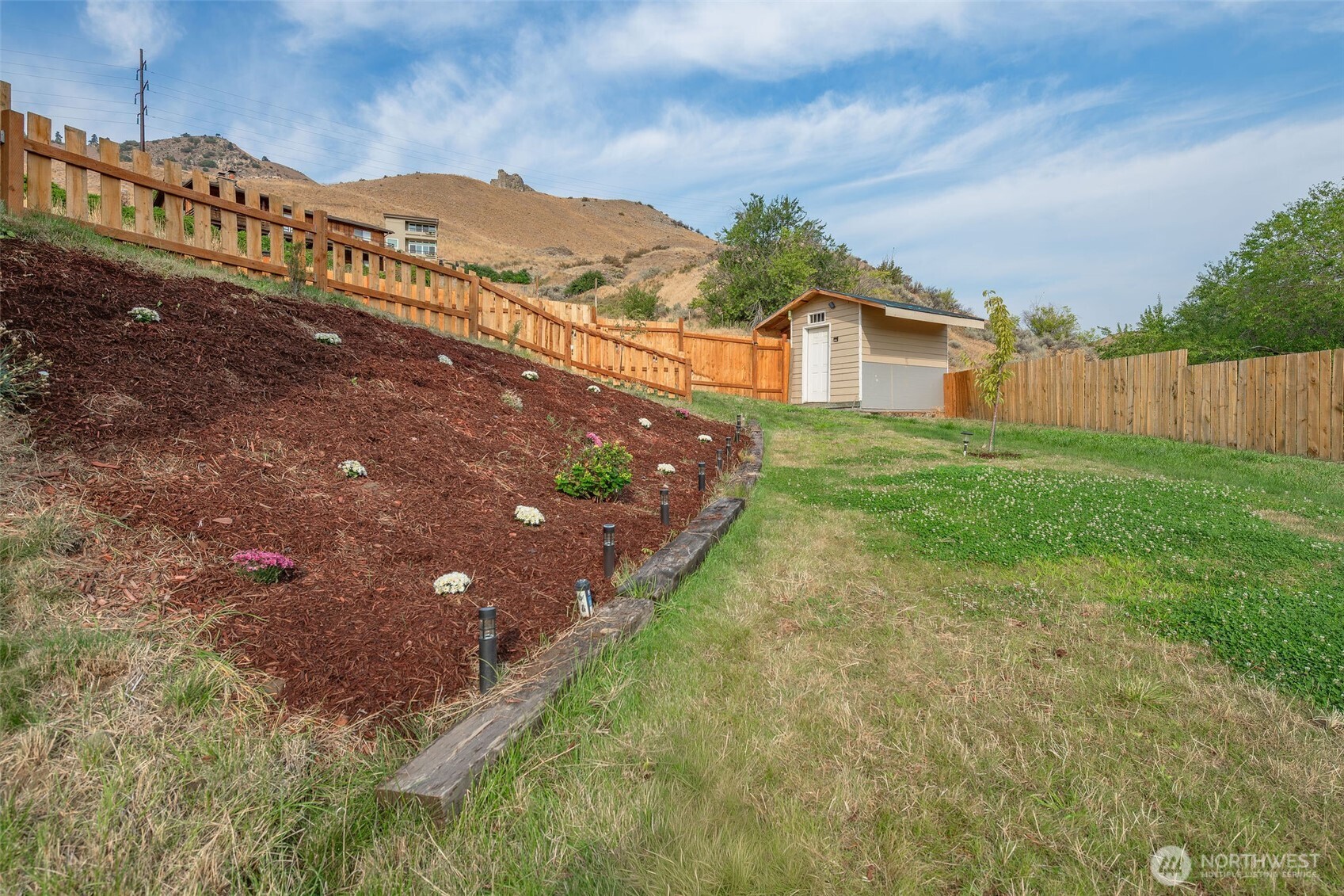 1900 Cumbo Court Wenatchee, WA 98801 - Photo 33 of 33 a view of a back yard of a house