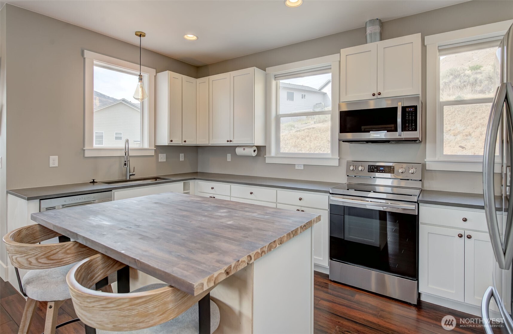 1900 Cumbo Court Wenatchee, WA 98801 - Photo 4 of 33 a kitchen with granite countertop a stove a sink and a microwave