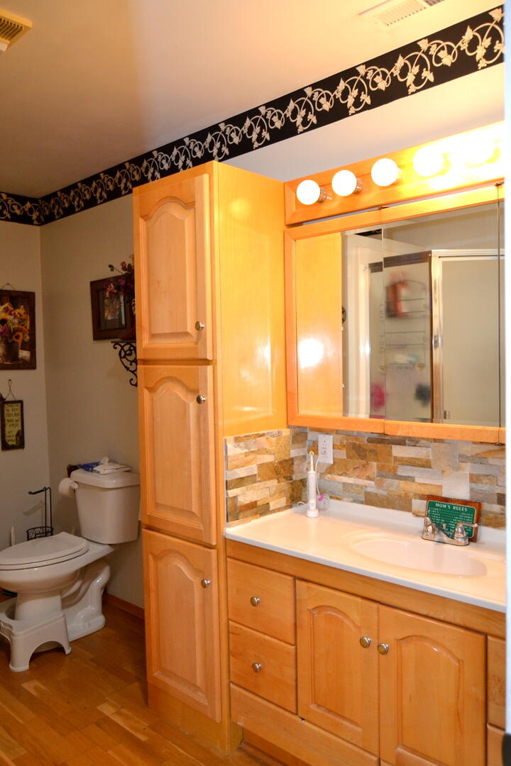 2821 South River Road Grants Pass, OR 97527 - Photo 20 of 51 Guest Bathroom