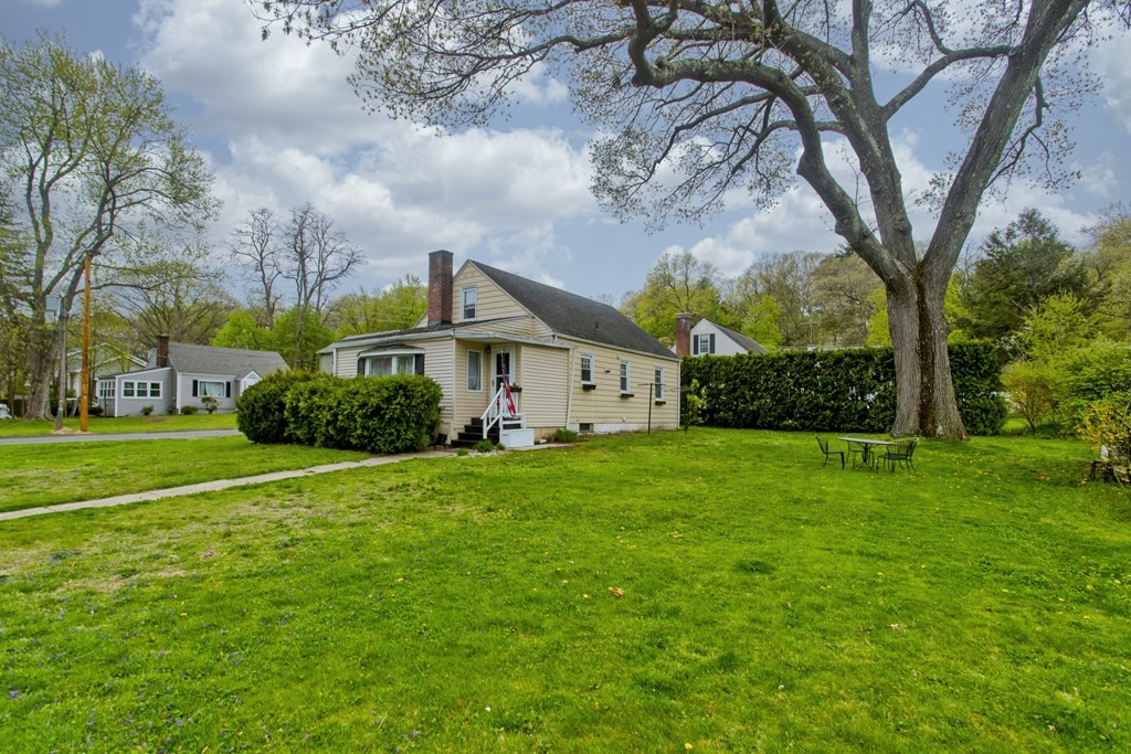 1 Stratford Road Holyoke, MA 01040 - Photo 6 of 31 Gallery Image 6