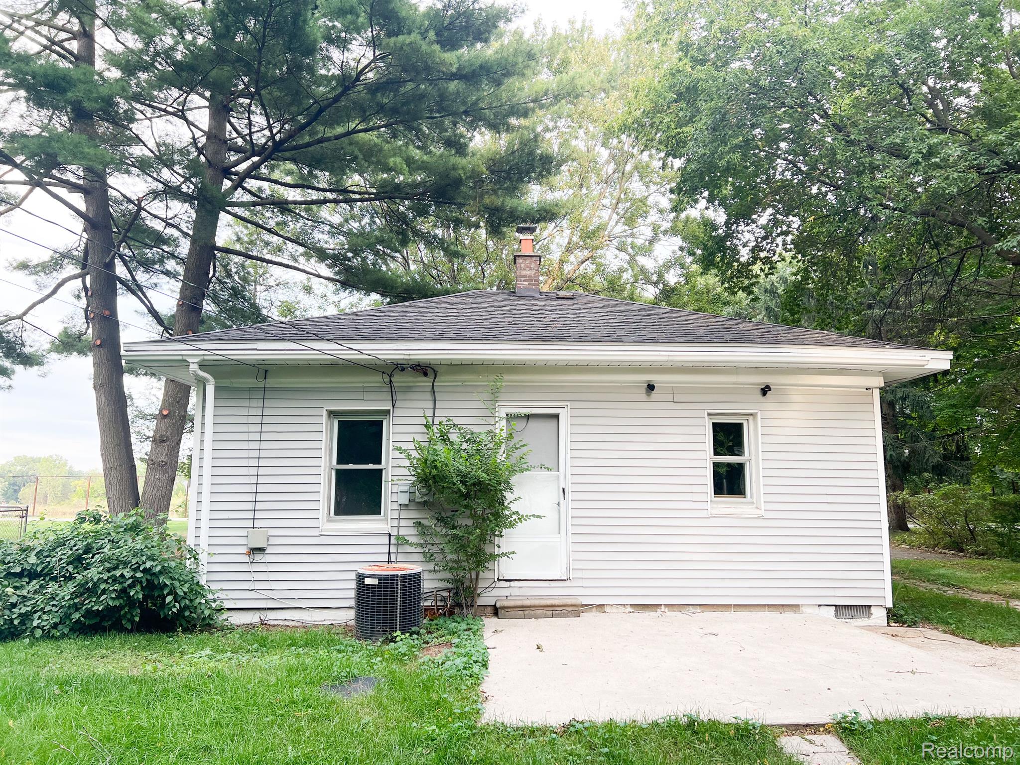 196 Crescent Road Waterford, MI 48327 - Photo 15 of 21 Gallery Image 15