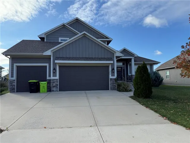 $498,000 | 516 Southeast Linden Drive, Blue Springs, MO 64014