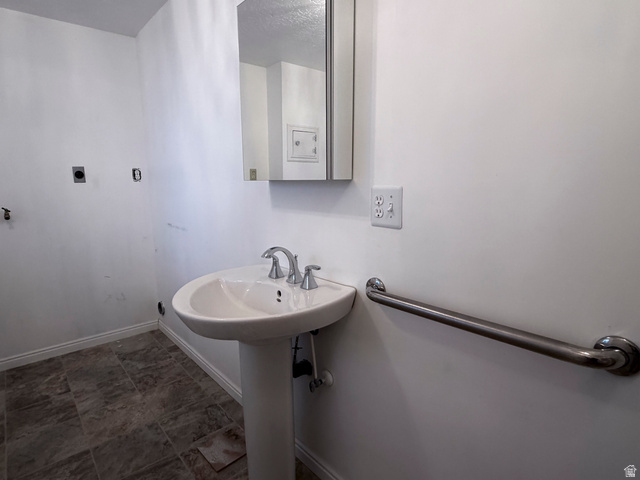 2855 South 1000 West Perry, UT 84302 - Photo 126 of 142 Bathroom featuring baseboards