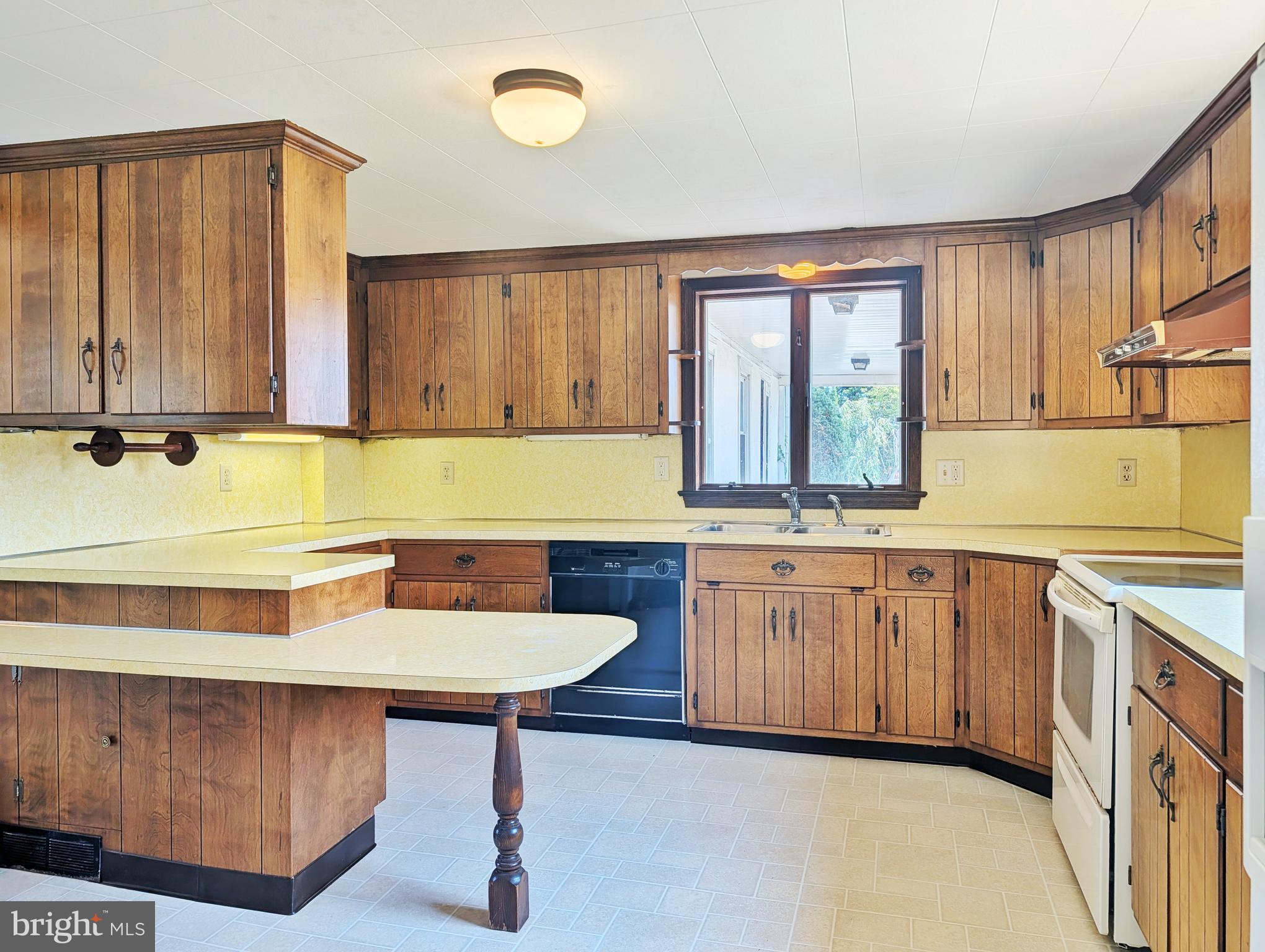 24 Allentown Road Souderton, PA 18964 - Photo 8 of 31 Spacious Kitchen