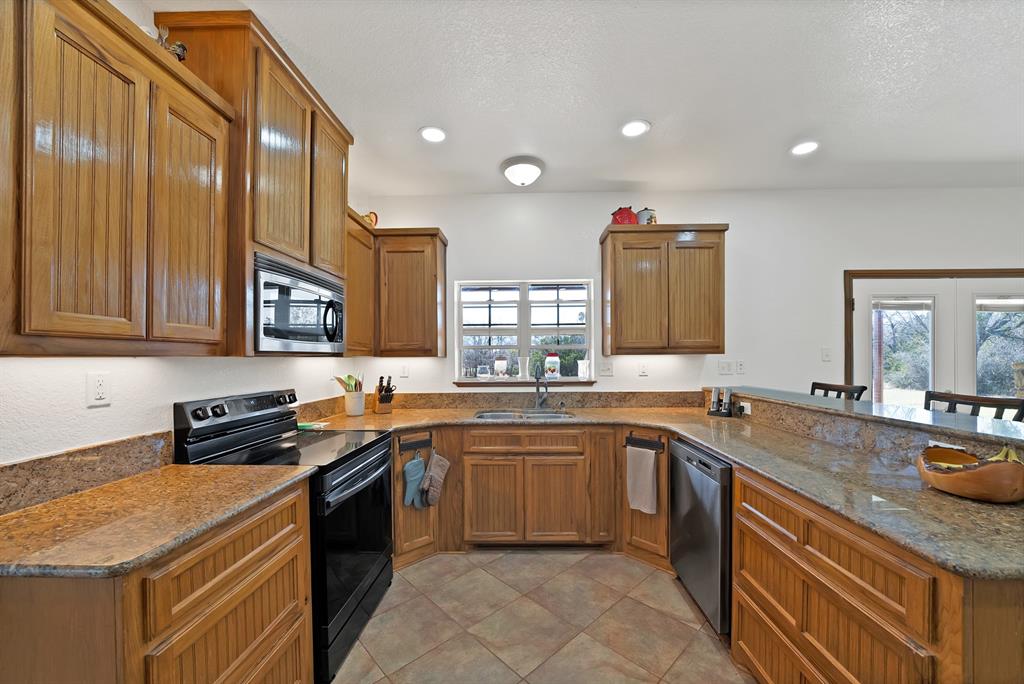 151 Roble Court Weatherford, TX 76088 - Photo 14 of 39