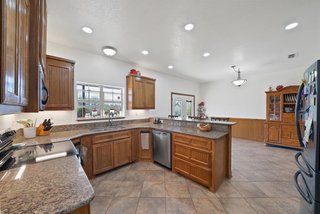151 Roble Court Weatherford, TX 76088 - Photo 15 of 39