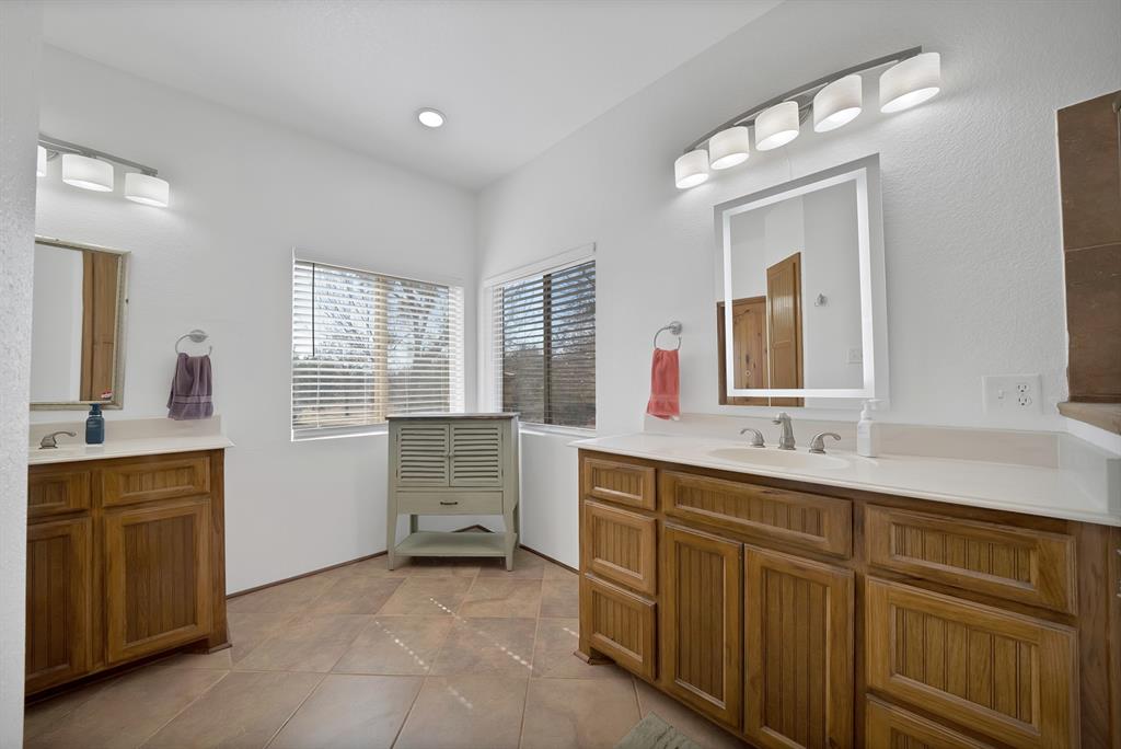 151 Roble Court Weatherford, TX 76088 - Photo 20 of 39