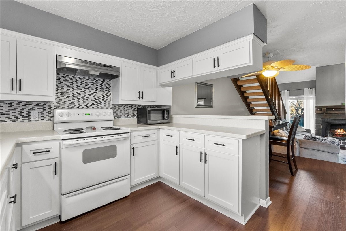 671 Davis Road League City, TX 77573 - Photo 19 of 38 a kitchen with white cabinets and white appliances