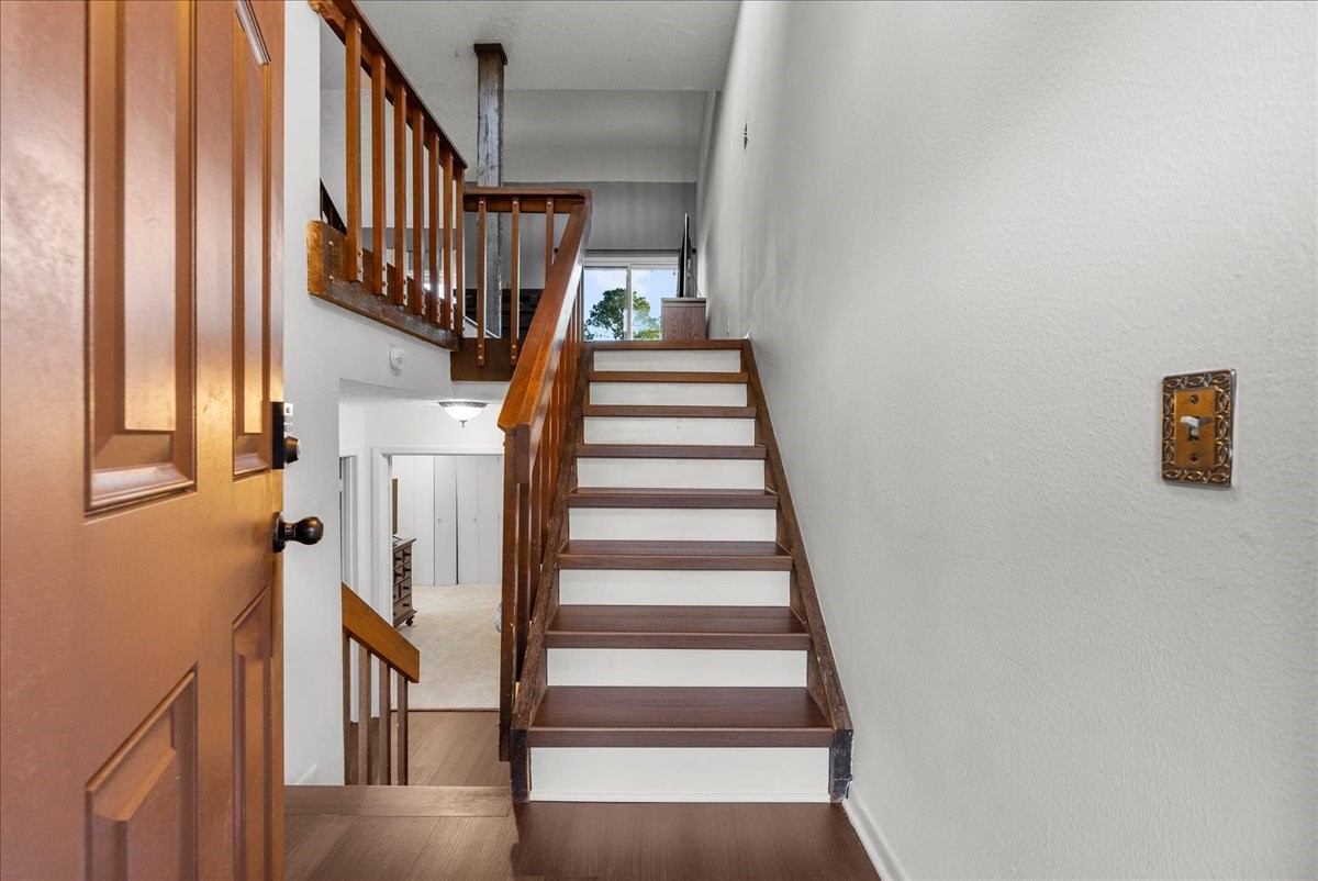 671 Davis Road League City, TX 77573 - Photo 5 of 38 a view of entryway