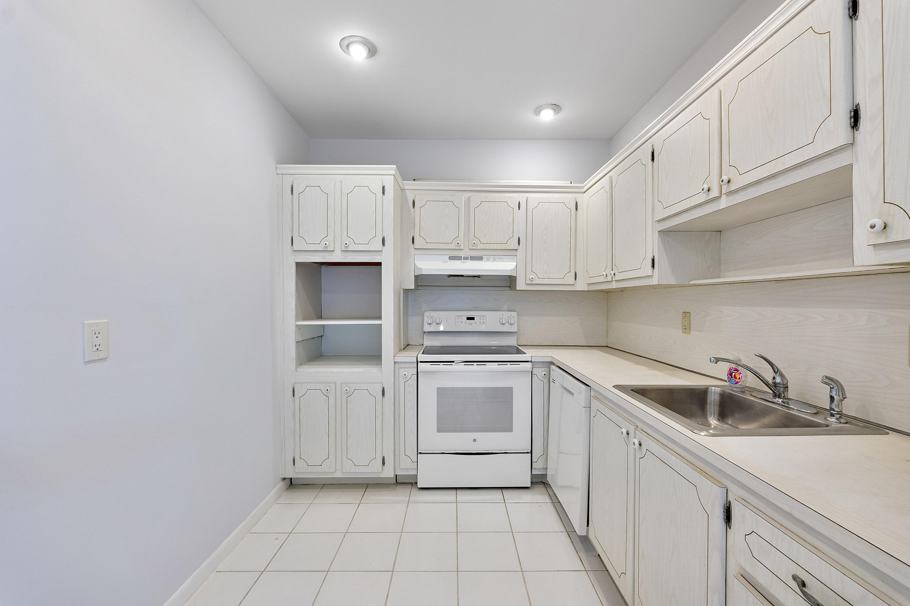 2851 South Ocean Boulevard, Unit 7E Boca Raton, FL 33432 - Photo 11 of 42 Kitchen