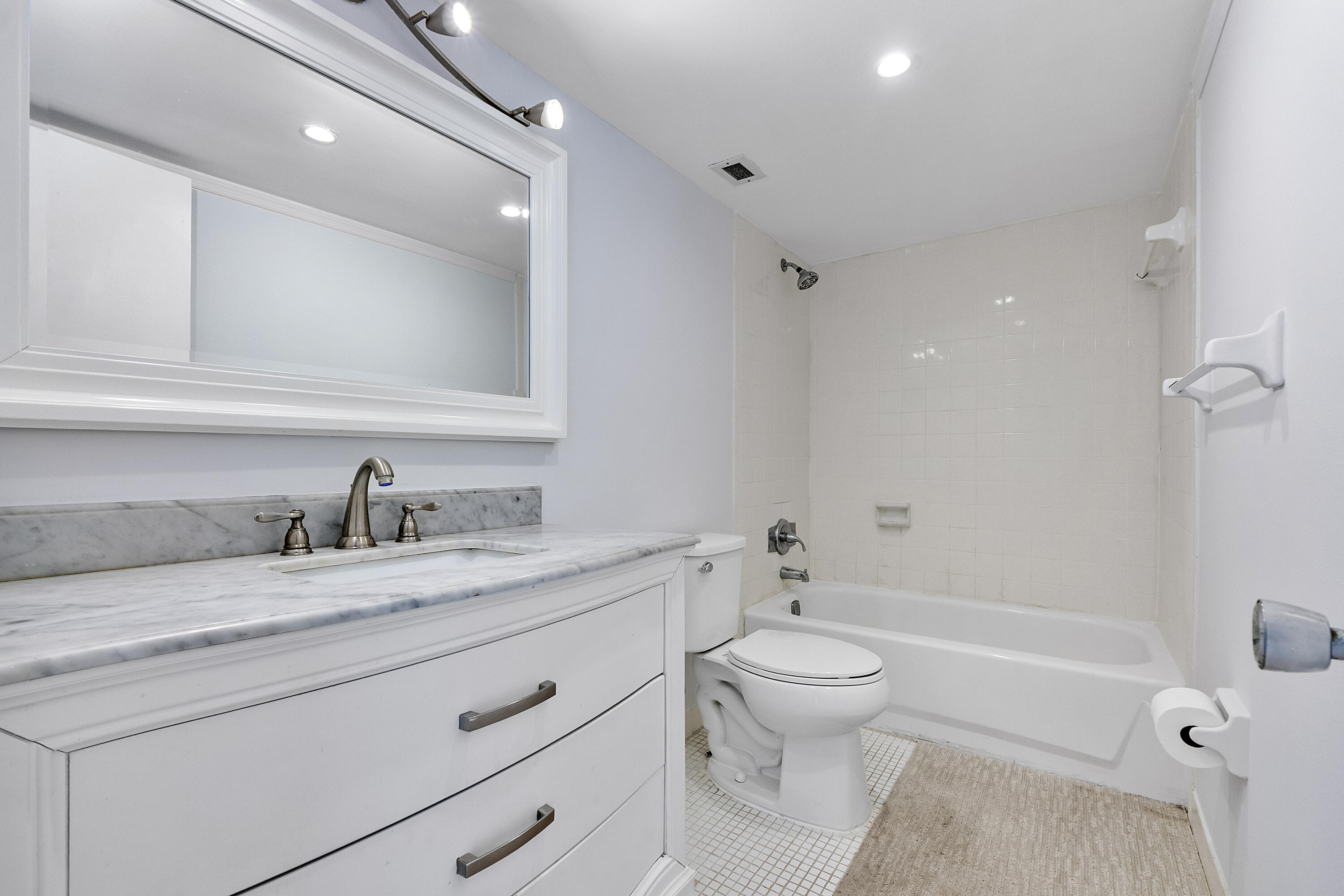 2851 South Ocean Boulevard, Unit 7E Boca Raton, FL 33432 - Photo 15 of 42 Primary Bath