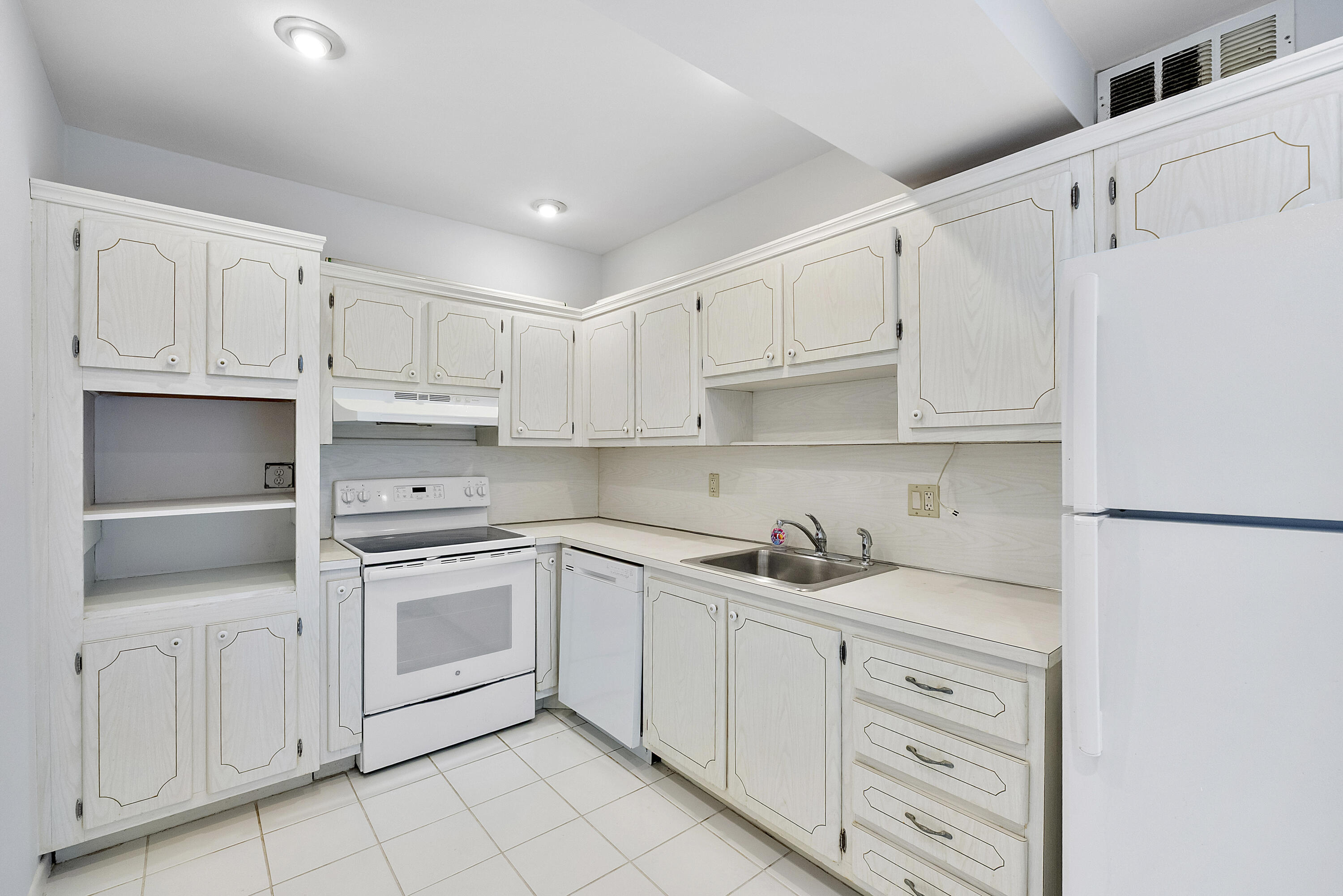 2851 South Ocean Boulevard, Unit 7E Boca Raton, FL 33432 - Photo 9 of 42 Kitchen