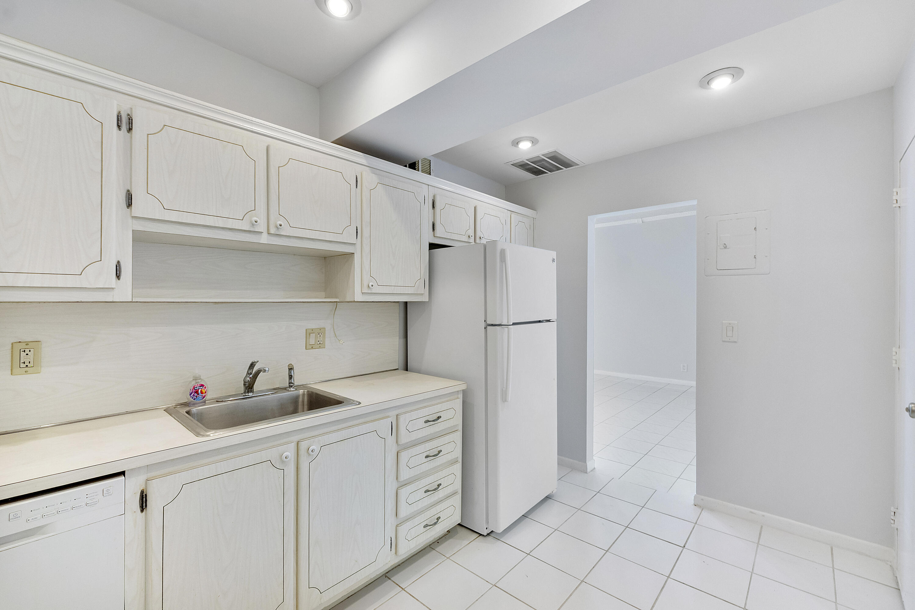 2851 South Ocean Boulevard, Unit 7E Boca Raton, FL 33432 - Photo 10 of 42 Kitchen