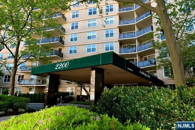 $1,950 | 2200 North Central Road, Unit 10C, Fort Lee, NJ 07024