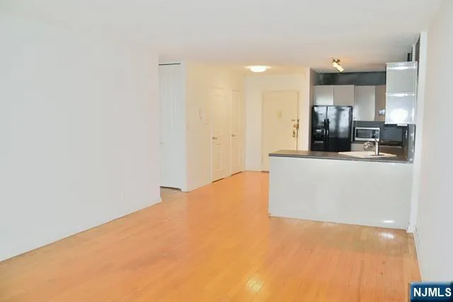 $1,950 | 2200 North Central Road, Unit 10C, Fort Lee, NJ 07024