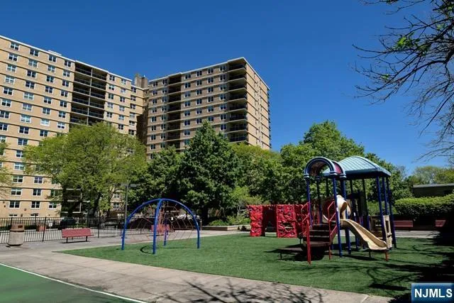 $1,950 | 2200 North Central Road, Unit 10C, Fort Lee, NJ 07024