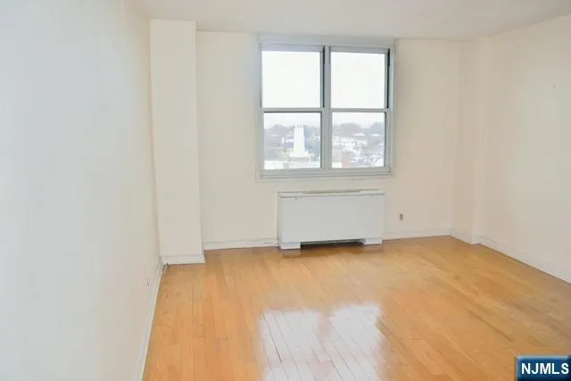 $1,950 | 2200 North Central Road, Unit 10C, Fort Lee, NJ 07024