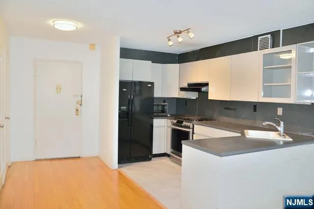 $1,950 | 2200 North Central Road, Unit 10C, Fort Lee, NJ 07024