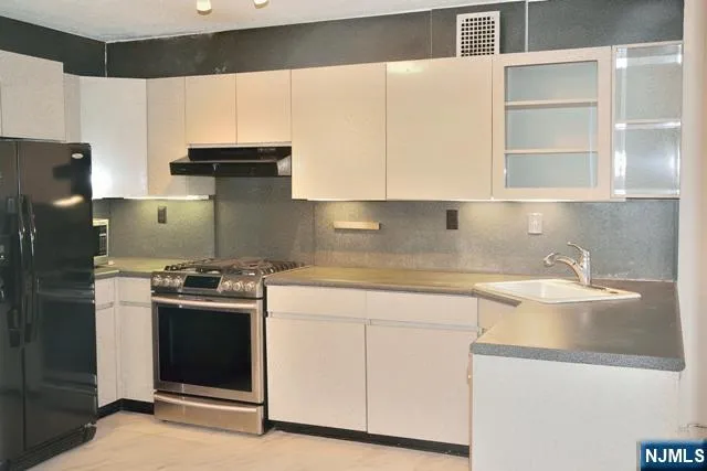 $1,950 | 2200 North Central Road, Unit 10C, Fort Lee, NJ 07024