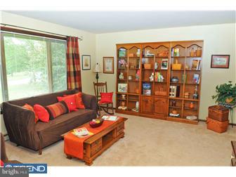 77 Lyons Road Fleetwood, PA 19522 - Photo 2 of 12 Living Room