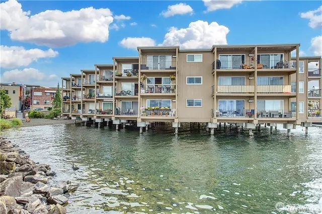 $2,500 | 65 Kirkland Avenue, Unit 214, Kirkland, WA 98033