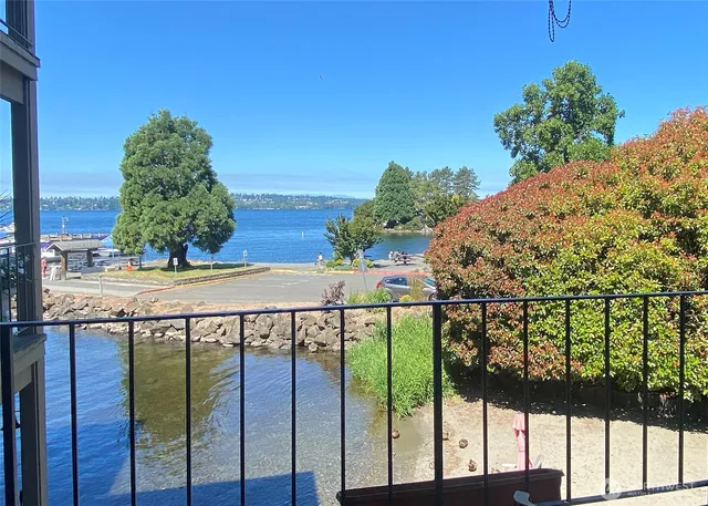 $2,500 | 65 Kirkland Avenue, Unit 214, Kirkland, WA 98033
