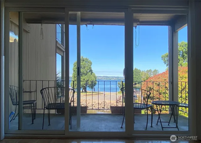 $2,500 | 65 Kirkland Avenue, Unit 214, Kirkland, WA 98033