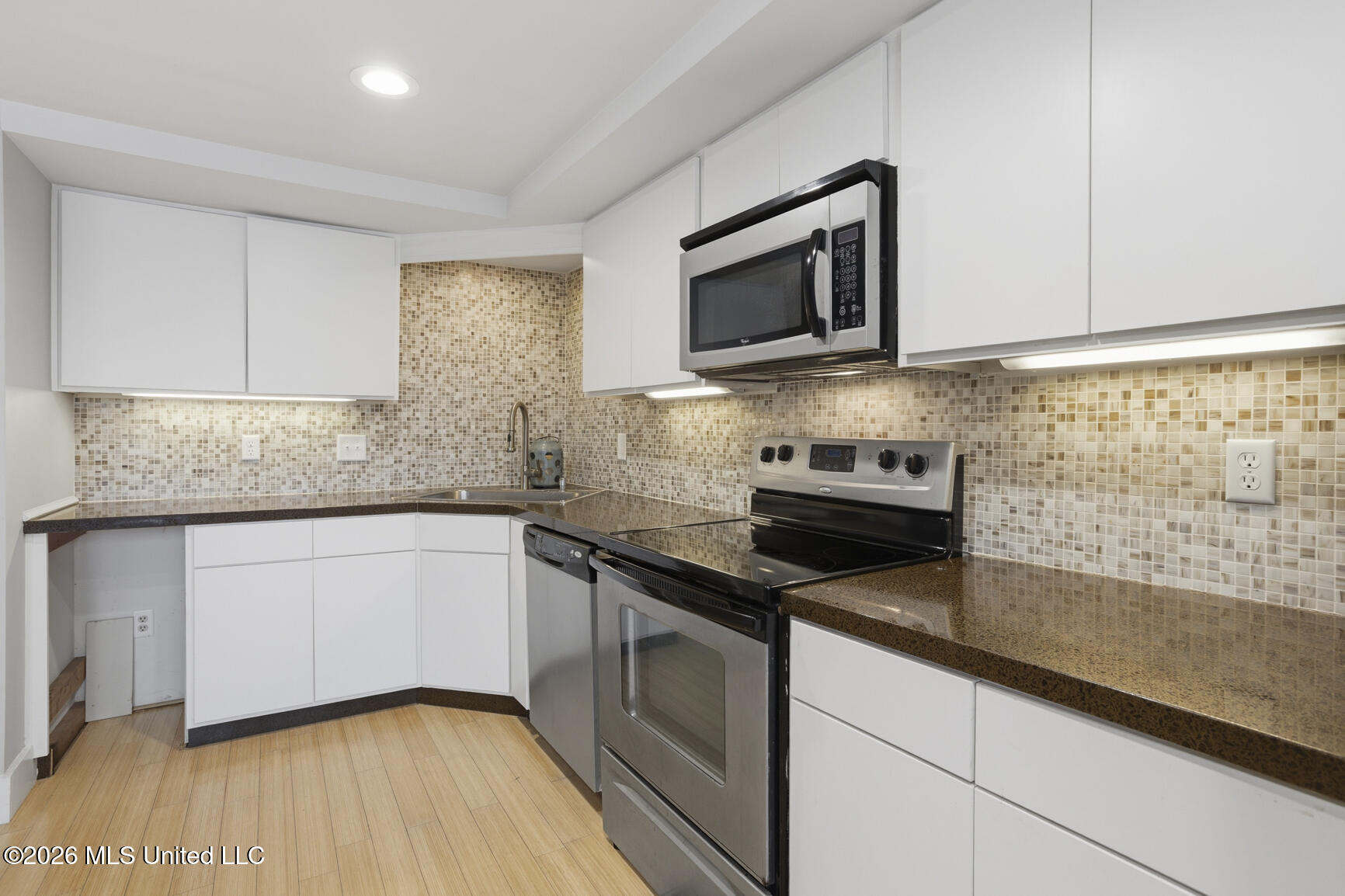 62 Breakers Lane Ridgeland, MS 39157 - Photo 19 of 45 Granite Counters/Tile Backsplash