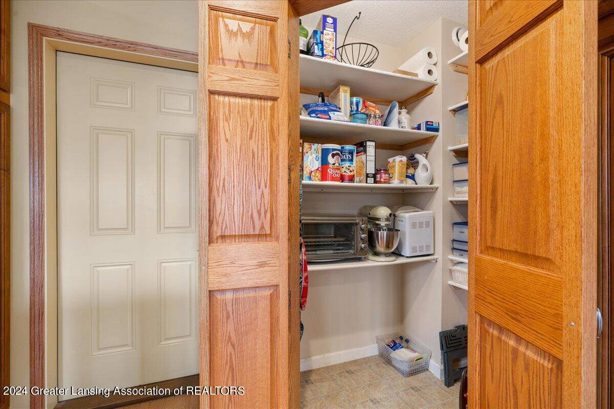 447 Charleston Road Lansing, MI 48917 - Photo 15 of 42 17-Media Jett-14
