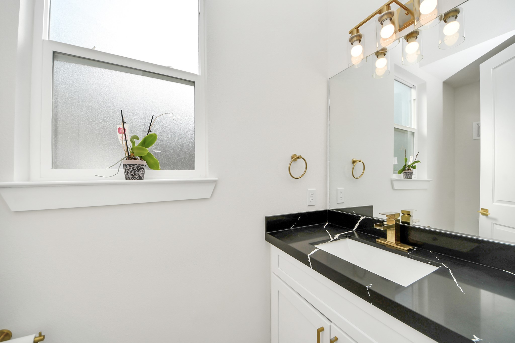 6549 Sealey Street Houston, TX 77091 - Photo 15 of 40 a bathroom with a sink and a mirror