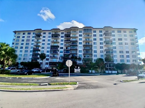 $1,790 | 4164 Inverrary Drive, Unit 311, Lauderhill, FL 33319