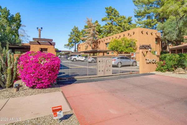 a view of entryway with an outdoor space