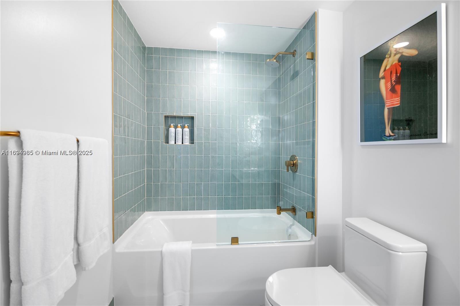 159 Northeast 6th Street, Unit 2916 Miami, FL 33132 - Photo 26 of 44 a bathroom with a toilet a sink and bathtub