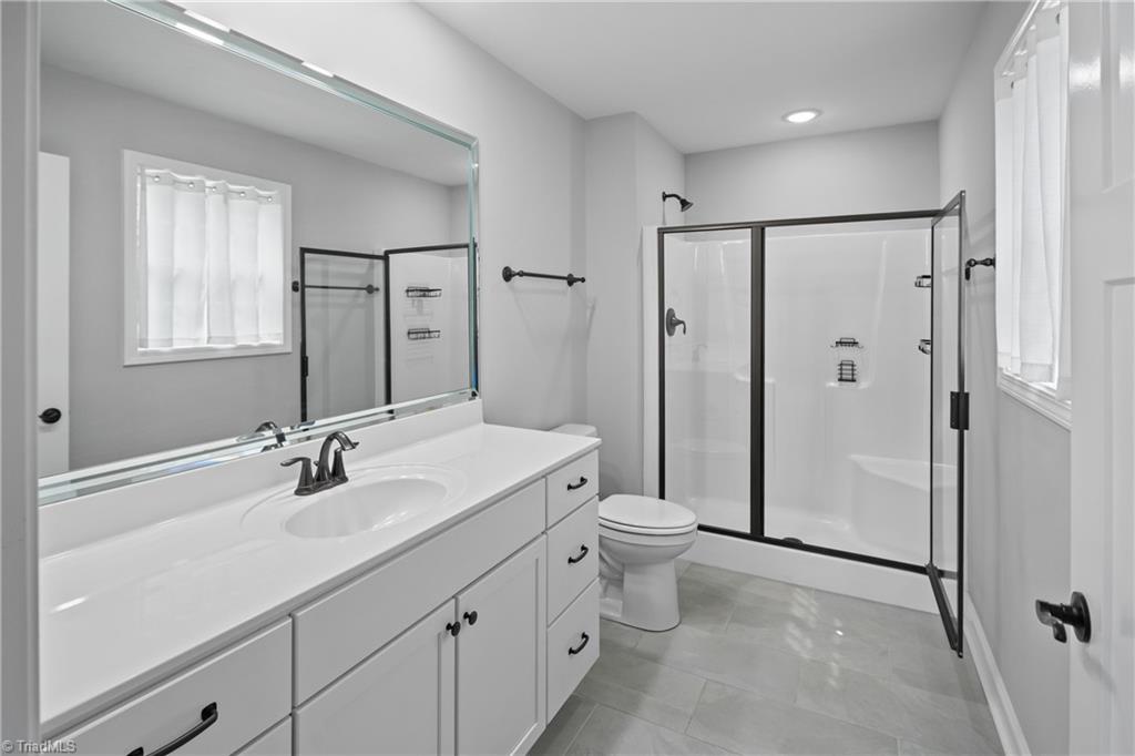 122 Fosstorall Road King, NC 27021 - Photo 16 of 32 Primary en-suite