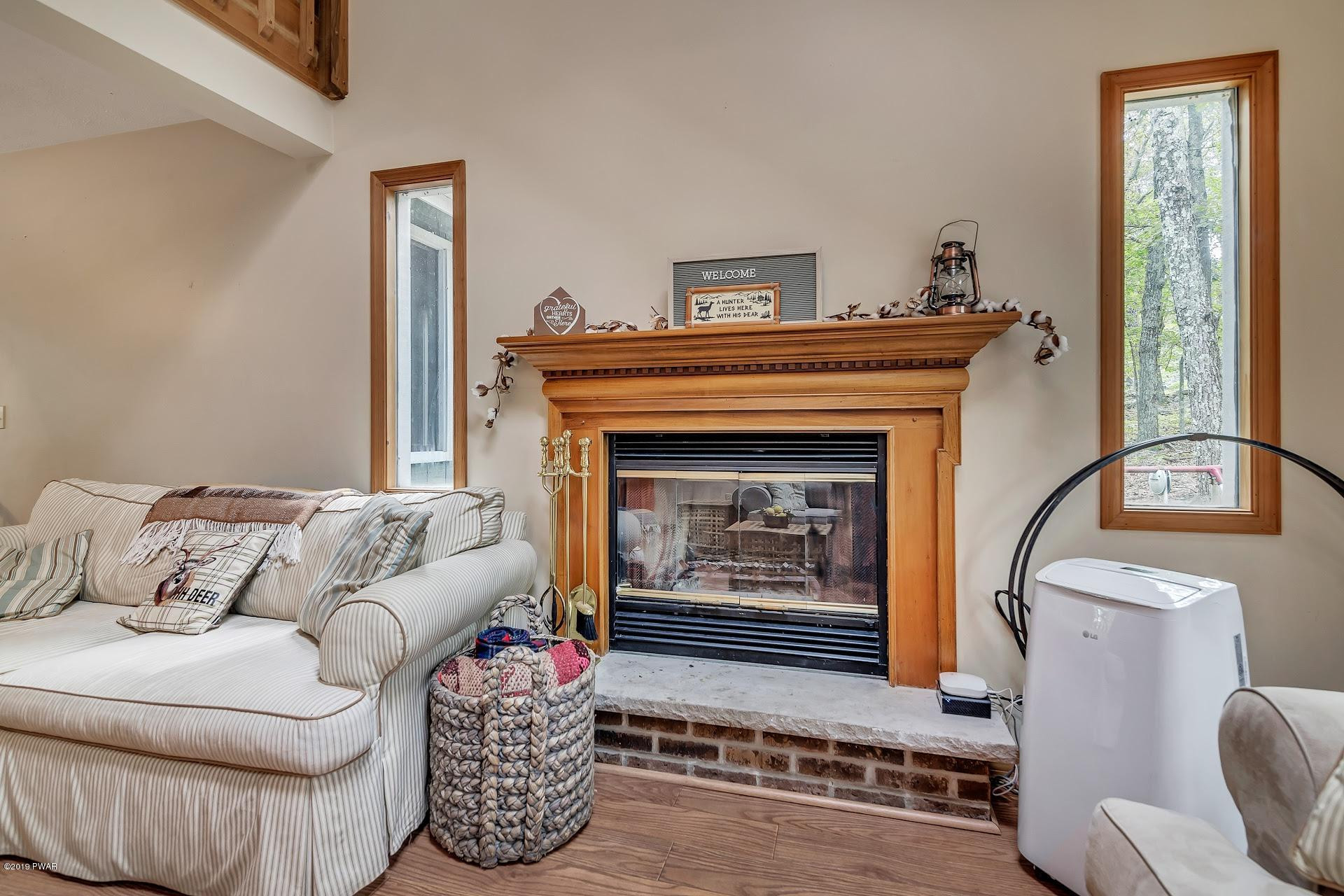 2396 Eagle Path Bushkill, PA 18324 - Photo 6 of 36 9