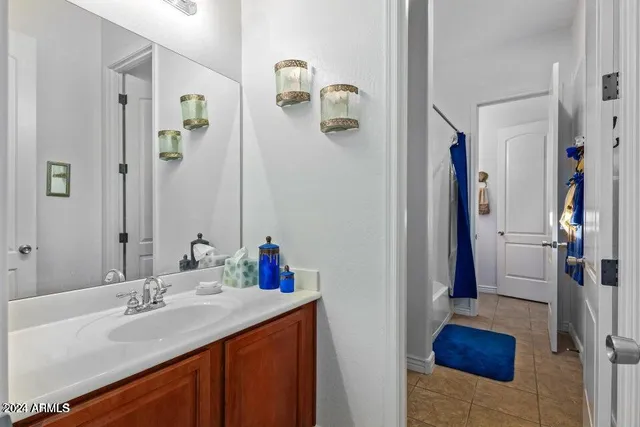 a en suite bathroom with a sink and a mirror