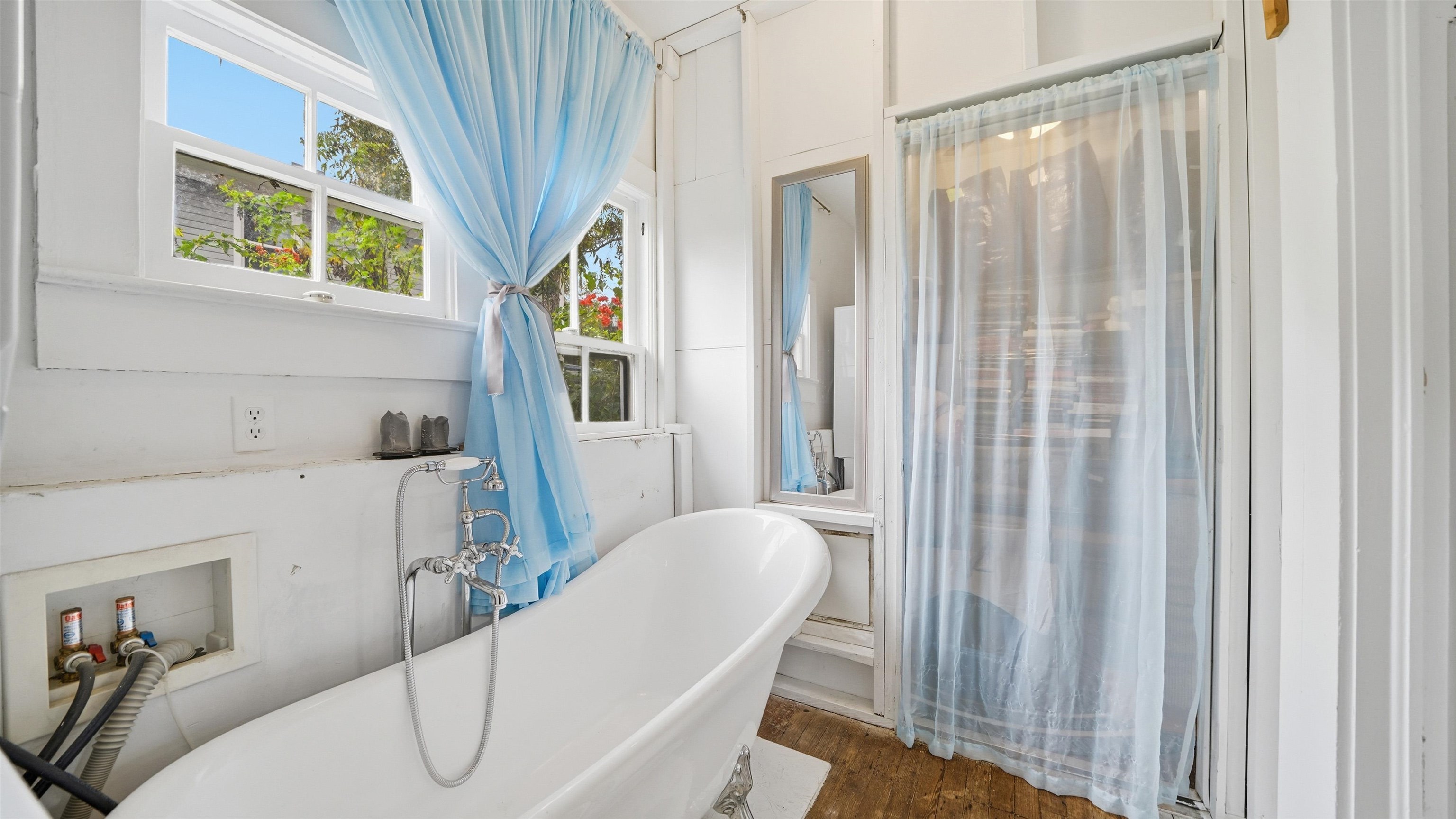 15 Davis Street St. Augustine, FL 32084 - Photo 20 of 48 a living room with furniture and a large window