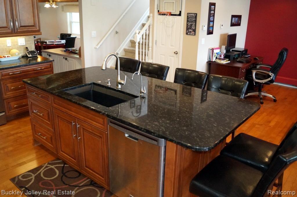 10356 Kress Road Pinckney, MI 48169 - Photo 5 of 29 Gorgeous Kitchen