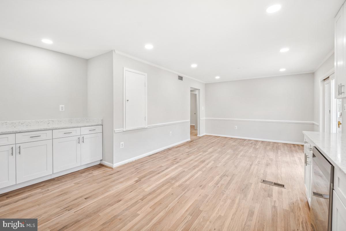 22816 Frederick Road Clarksburg, MD 20871 - Photo 10 of 31 Kitchen with large table space