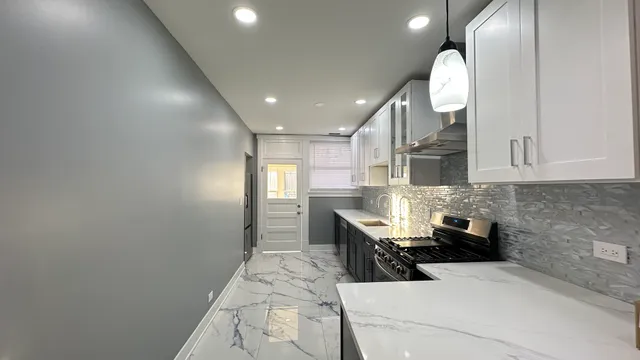 $2,400 | 5224 North Bernard Street, Unit 1, Chicago, IL 60625